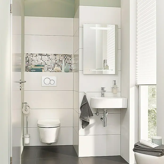 Camargue Empire Wand-WC - Mit Spülrand, Ohne Spezialglasur, Spülform: Tief, WC Abgang: Waagerecht, Weiß - Ein stilvolles Badezimmer mit einer wandmontierten Toilette, einem Waschtisch und einem Spiegel. Die hellen Fliesen sorgen für ein modernes Ambiente.