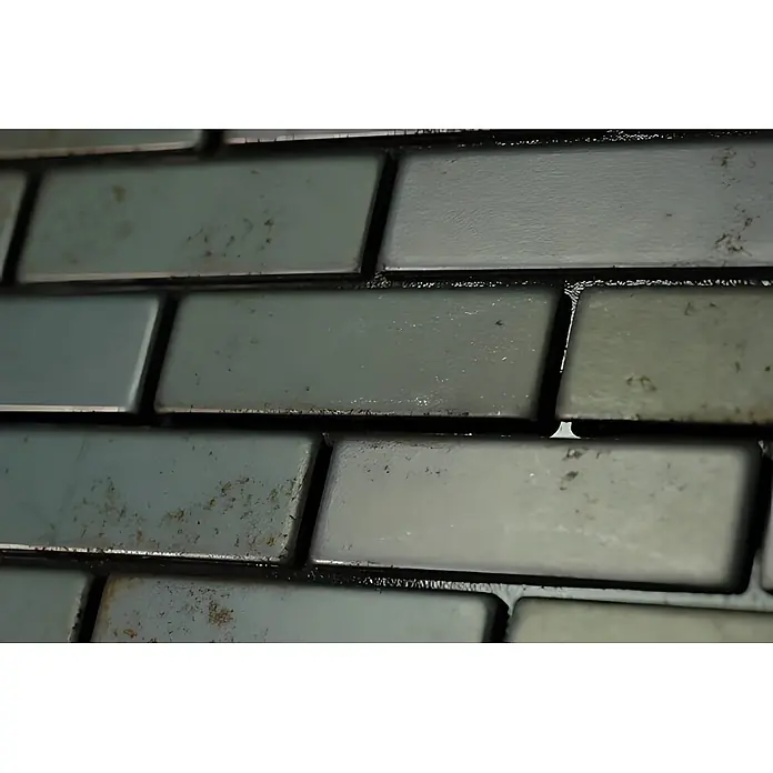 ALLOY Mosaikfliese Mosaik Fliese massiv Metall Rohstahl gewalzt grau 1,6mm stark PK-RS - 309 x 302 mm, Grau, Sonstiges - Nahaufnahme von hellblauen, abgenutzten rechteckigen Metallplatten in Reihen, mit Oberflächenstruktur und Lücken.