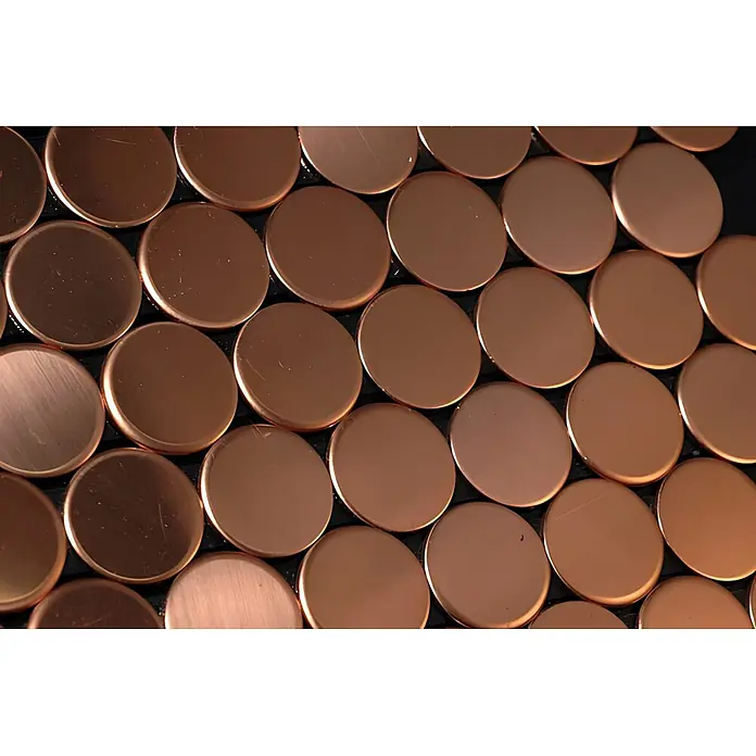 ALLOY Mosaikfliese Mosaik Fliese massiv Metall Kupfer gewalzt kupfer 1,6mm stark Penny-CM - 302 x 316 mm, Bronze, Sonstiges - Nahaufnahme zahlreicher runder, kupferfarbener Metallscheiben oder Fliesen in einem gleichmäßigen Muster mit unterschiedlichen Reflexionen.
