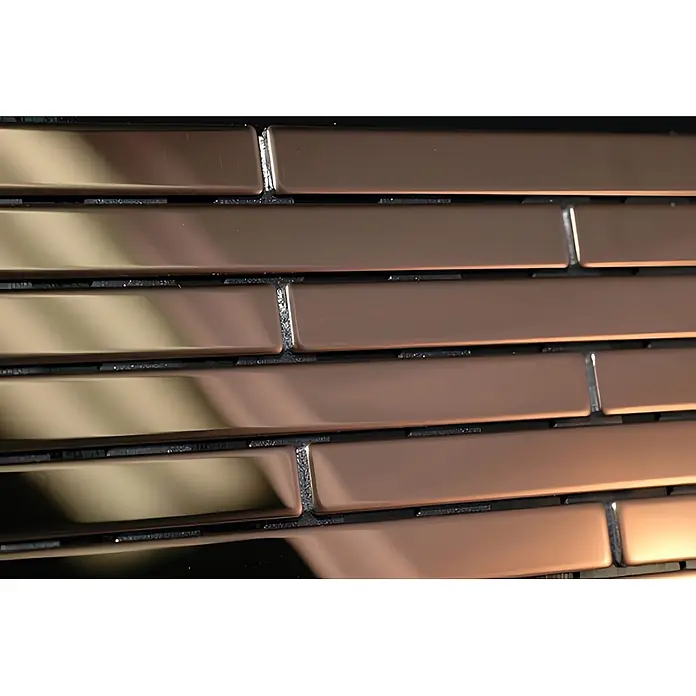 ALLOY Mosaikfliese Mosaik Fliese massiv Titan hochglänzend kupfer 1,6mm stark Deedee-Ti-AM - 316 x 247 mm, Bronze, Hochglänzend - Rechteckige, reflektierende Bronze-Fliesen in versetztem Muster mit dunklem Fugenmörtel, die eine dekorative Metalloberfläche bilden.