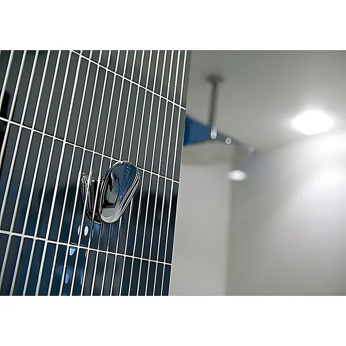 ALLOY Mosaikfliese Mosaik Fliese massiv Metall Edelstahl hochglanz grau 1,6mm Linear-S-S-M - 316 x 297 mm, Grau, Silber, Hochglänzend - Verchromter Duschkopfhalter auf dunkler Fliesenwand mit weißen Fugen im modernen Badezimmer.