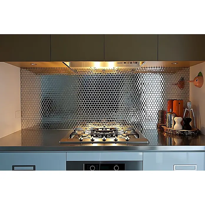 ALLOY Mosaikfliese Mosaik Fliese massiv Metall Edelstahl hochglanz grau 1,6mm Dollar-S-S-M - 295 x 322 mm, Grau, Silber, Hochglänzend - Küchenrückwand aus glänzenden metallischen Rundmosaikfliesen hinter einem Gaskochfeld.