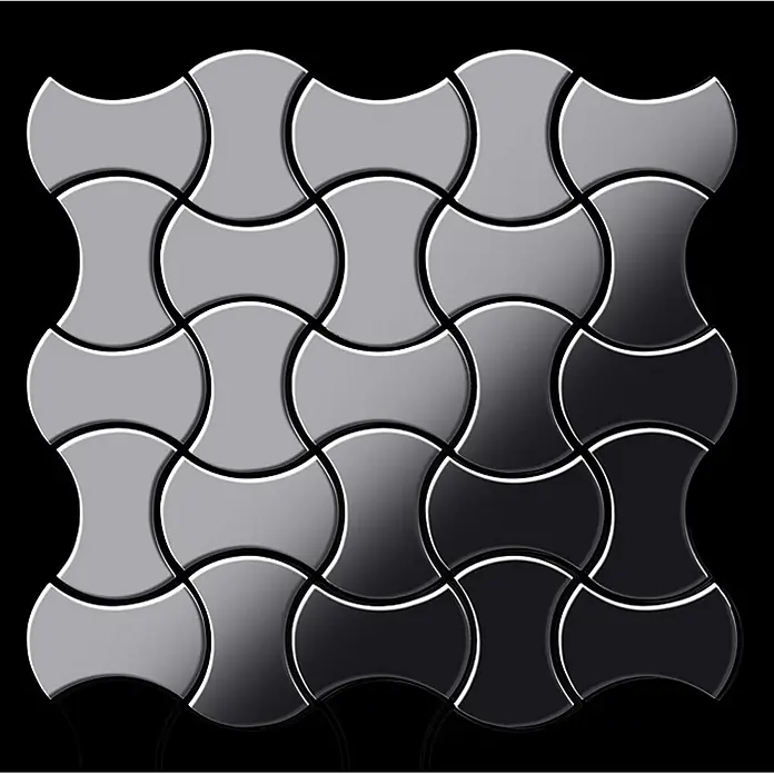 ALLOY Mosaikfliese Mosaik Fliese massiv Metall Edelstahl hochglänzend grau 1,6mm Infinit-S-S-M - 322 x 322 mm, Grau, Silber, Hochglänzend - Glänzende, ineinandergreifende Fliesen in Grau-Schwarz-Verlauf, bilden ein dekoratives Pflastermuster.