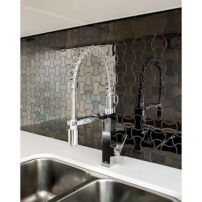 ALLOY Mosaikfliese Mosaik Fliese massiv Metall Edelstahl hochglänzend grau 1,6mm Infinit-S-S-M - 322 x 322 mm, Grau, Silber, Hochglänzend - Chrom-Küchenarmatur mit Ausziehbrause über einem doppelten Edelstahlwaschbecken vor einem schwarz-grauen Mosaikfliesenspiegel.