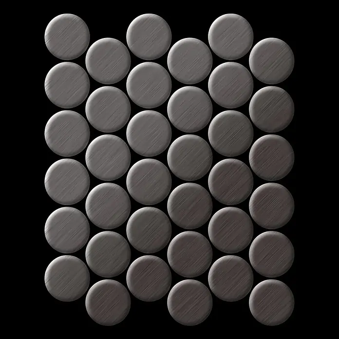 ALLOY Mosaikfliese Mosaik Fliese massiv Titan gebürstet dunkelgrau 1,6mm stark Dome-Ti-SB - 313 x 256 mm, Schwarz, Grau, Sonstiges - Ein Gitter aus runden, gebürsteten Metallscheiben in verschiedenen Grautönen mit diagonalen Texturen.