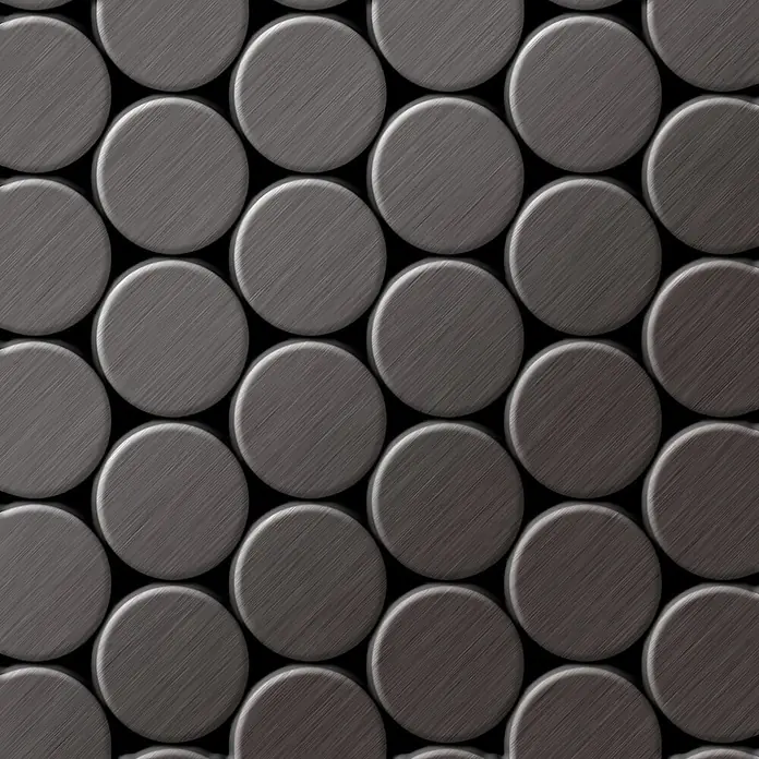 ALLOY Mosaikfliese Mosaik Fliese massiv Titan gebürstet dunkelgrau 1,6mm stark Dome-Ti-SB - 313 x 256 mm, Schwarz, Grau, Sonstiges - Nahaufnahme eines nahtlosen Musters aus gebürsteten grauen Metallkreisen in einem verschachtelten Raster.