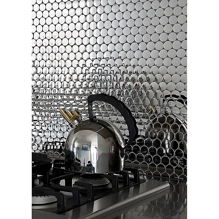 ALLOY Mosaikfliese Mosaik Fliese massiv Edelstahl marine hochglanz grau 1,6mm Dollar-S-S-MM - 295 x 322 mm, Grau, Silber, Blau, Hochglänzend - Glänzender Chromkessel mit goldenem Ausguss und schwarzem Griff auf Gasherd, der moderne Küchenrückwand spiegelt.