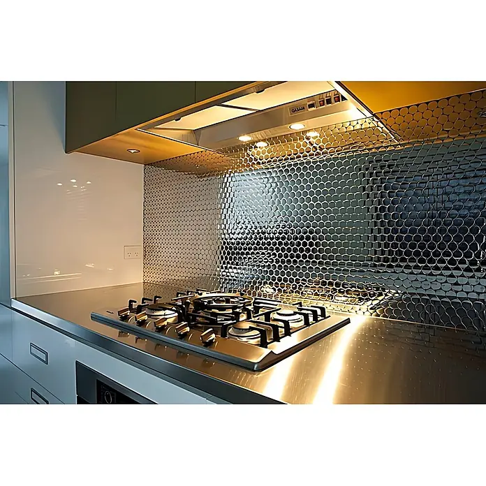 ALLOY Mosaikfliese Mosaik Fliese massiv Metall Edelstahl hochglanz grau 1,6mm Dollar-S-S-M - 295 x 322 mm, Grau, Silber, Hochglänzend - Elegante Küche mit Edelstahl-Gaskochfeld, passender Arbeitsplatte und einer reflektierenden Waben-Metallrückwand.