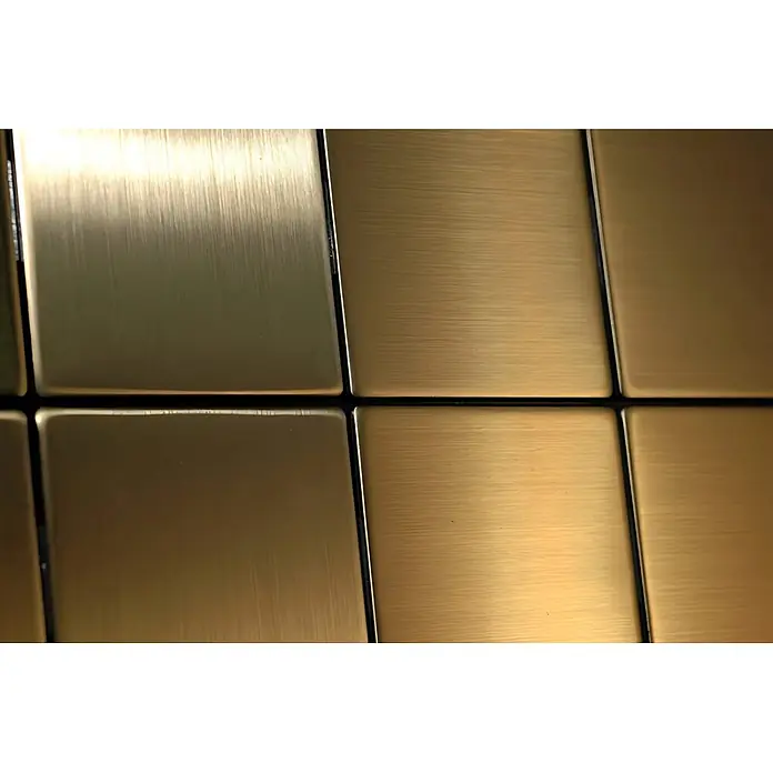 ALLOY Mosaikfliese Mosaik Fliese massiv Metall Titan gebürstet gold 1,6mm stark Attica-Ti-GB - 295 x 295 mm, Gold, Sonstiges - Gebürstete goldene Metallplatten in einem Raster, mit sichtbaren linearen Texturen und Lichtreflexionen.