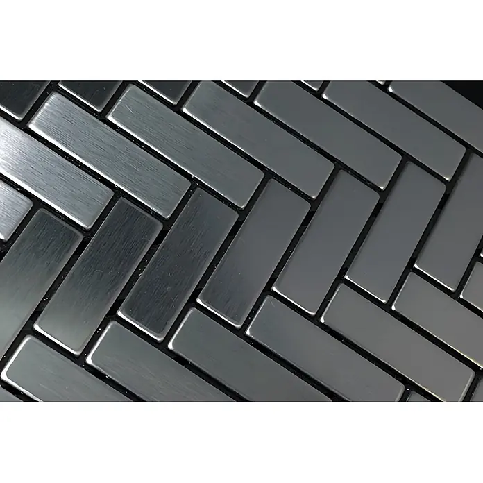 ALLOY Mosaikfliese Mosaik Fliese massiv Edelstahl gebürstet grau 1,6mm Herringbone-S-S-B - 309 x 300 mm, Grau, Silber, Sonstiges - Nahaufnahme von silbernen, gebürsteten Metallfliesen in Fischgrätmuster mit schwarzer Fuge.