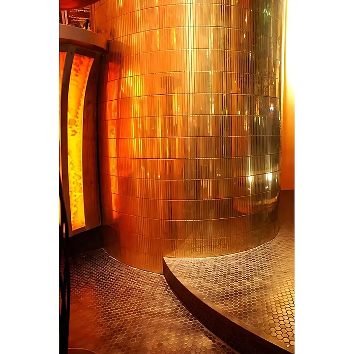 ALLOY Mosaikfliese Mosaik Fliese massiv Metall Messing gewalzt gold 1,6mm stark Linear-BM - 316 x 297 mm, Gold, Sonstiges - Gebogene Wand mit goldenen reflektierenden vertikalen Paneelen und Boden aus goldenen sechseckigen Fliesen.