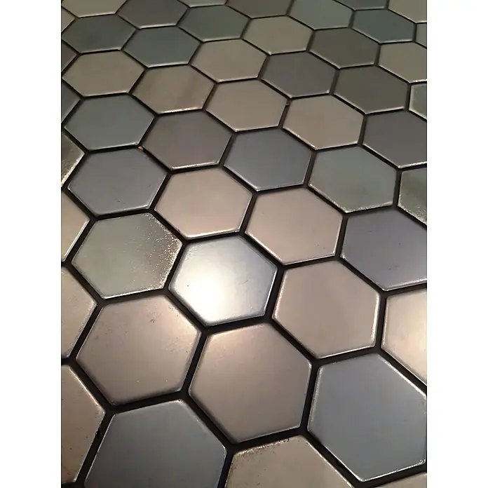 ALLOY Mosaikfliese Mosaik Fliese massiv Metall Rohstahl gewalzt grau 1,6mm stark Honey-RS - 329 x 332 mm, Grau, Sonstiges - Metallische sechseckige Fliesen in verschiedenen Grau- und Silbertönen, die eine reflektierende Oberfläche bilden.