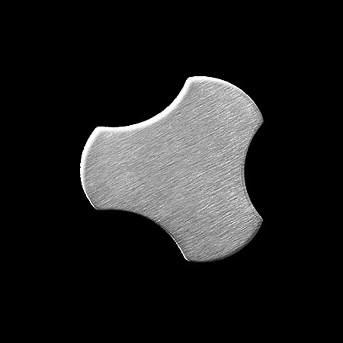 ALLOY Mosaikfliese Mosaik Fliese massiv Edelstahl gebürstet grau 1,6mm stark Ubiquity-S-S-B - 270 x 325 mm, Grau, Silber, Sonstiges - Gebürstetes dreilappiges Metallteil mit abgerundeten Kanten und silbergrauer Oberfläche.