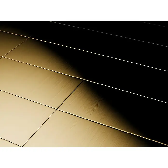 ALLOY Mosaikfliese Mosaik Fliese massiv Metall Titan gebürstet gold 1,6mm stark Bauhaus-Ti-GB - 318 x 329 mm, Gold, Sonstiges - Goldene gebürstete Metallpaneele in geometrischer Anordnung, mit starkem diagonalem Licht- und Schattenkontrast.
