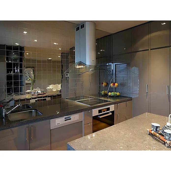 ALLOY Mosaikfliese Mosaik Fliese massiv Metall Edelstahl hochglanz grau 1,6mm Century-S-S-M - 98 x 98 mm, Grau, Silber, Hochglänzend - Elegante, moderne Küche mit glänzenden taupefarbenen Schränken, dunklen Granitarbeitsplatten und einem reflektierenden Fliesenspiegel. Integrierte Edelstahlgeräte.