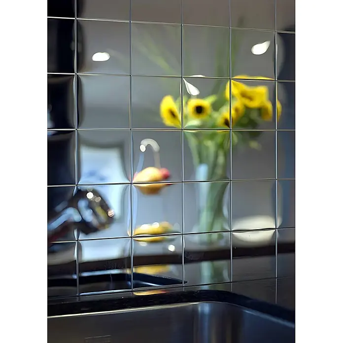 ALLOY Mosaikfliese Mosaik Fliese massiv Metall Edelstahl hochglanz grau 1,6mm Century-S-S-M - 98 x 98 mm, Grau, Silber, Hochglänzend - Reflektierende quadratische Metallfliesen als Küchenrückwand, die verzerrte Spiegelungen von Sonnenblumen und einer Spüle zeigen.
