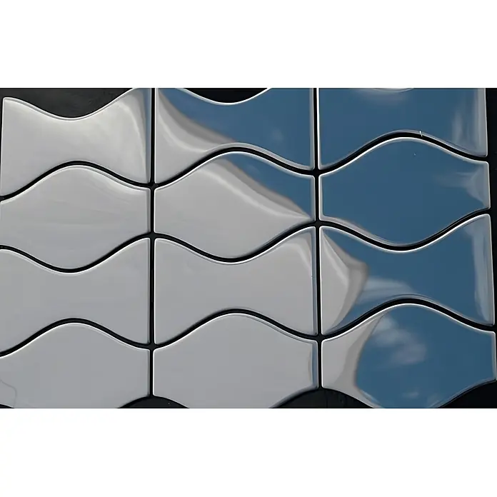 ALLOY Mosaikfliese Mosaik Fliese massiv Edelstahl marine hochglanz Kismet & Karma-S-S-MM - 299 x 299 mm, Grau, Silber, Blau, Hochglänzend - Glänzende, ineinandergreifende Wellenfliesen in Weiß und reflektierendem Blau/Silber, für eine dynamische Oberfläche.