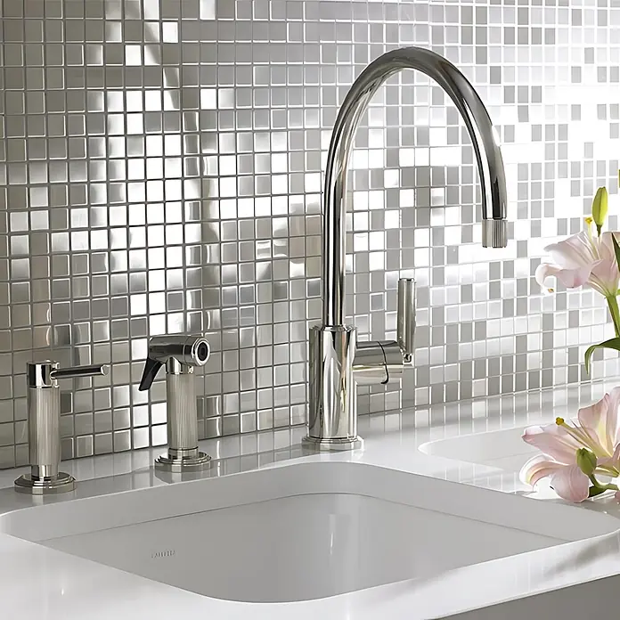 ALLOY Mosaikfliese Mosaik Fliese massiv Edelstahl gebürstet grau 1,6mm stark Mosaic-S-S-B - 322 x 322 mm, Grau, Silber, Sonstiges - Küchenarmaturen-Set aus poliertem Chrom mit hohem Schwanenhals-Wasserhahn, Seifenspender und Seitenbrause, in weißem Spülbecken.