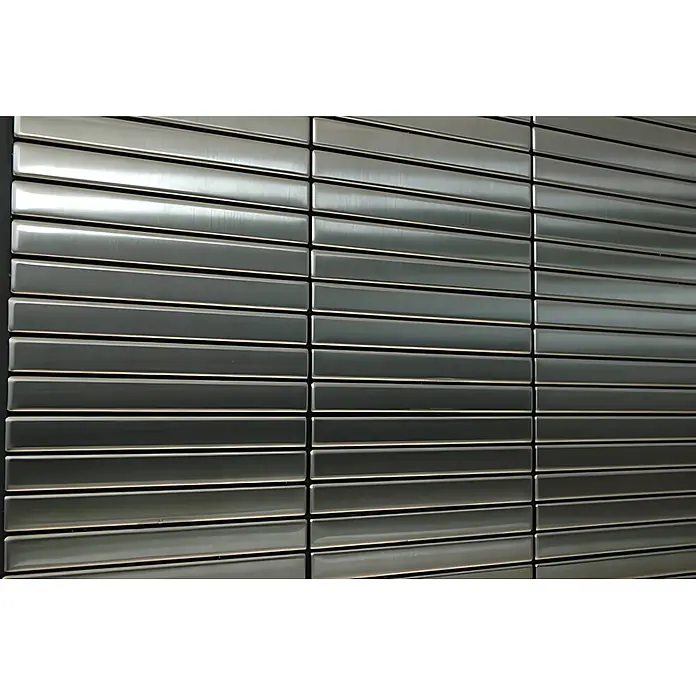 ALLOY Mosaikfliese Mosaik Fliese massiv Edelstahl marine gebürstet grau 1,6mm Linear-S-S-MB - 316 x 297 mm, Grau, Silber, Blau, Sonstiges - Rechteckige Fliesen aus gebürstetem Metall, horizontal an einer Wand angeordnet.