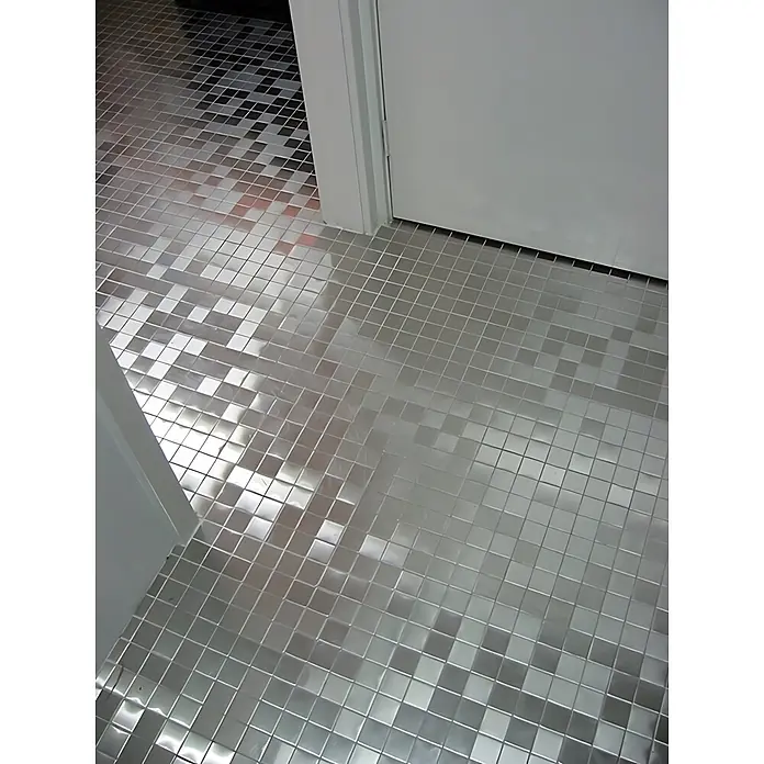ALLOY Mosaikfliese Mosaik Fliese massiv Edelstahl marine gebürstet grau 1,6mm Attica-S-S-MB - 295 x 295 mm, Grau, Silber, Blau, Sonstiges - Reflektierende silberne quadratische Mosaikbodenfliesen erzeugen ein dynamisches Lichtmuster im Raum.