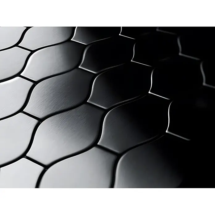 ALLOY Mosaikfliese Mosaik Fliese massiv Titan gebürstet dunkelgrau 1,6mm stark Karma-Ti-SB - 329 x 301 mm, Schwarz, Grau, Sonstiges - Nahaufnahme von ineinandergreifenden, gebürsteten Metallfliesen mit Farbverlauf von Silber zu Schwarz.