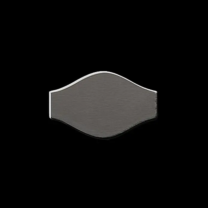 ALLOY Mosaikfliese Mosaik Fliese massiv Titan gebürstet dunkelgrau 1,6mm stark Karma-Ti-SB - 329 x 301 mm, Schwarz, Grau, Sonstiges - Gebürstetes, dunkelgraues Metallstück, länglich mit gebogenen Seiten und ausgestellten Enden.