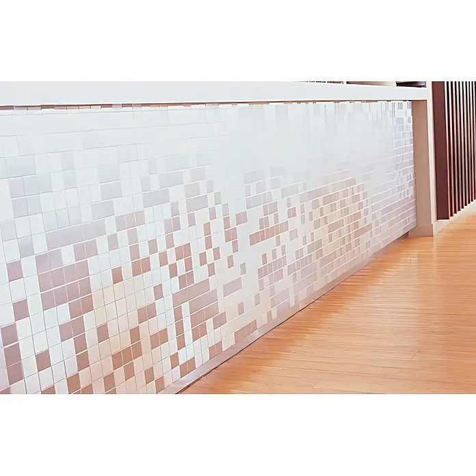 ALLOY Mosaikfliese Mosaik Fliese massiv Edelstahl gebürstet 1,6mm stark Cinquanta-S-S-B - 306 x 306 mm, Grau, Silber, Sonstiges - Gekachelte Wand mit einem pixelierten Farbverlauf von Weiß zu Hellrosa/Beige, neben einem hellen Holzfußboden.