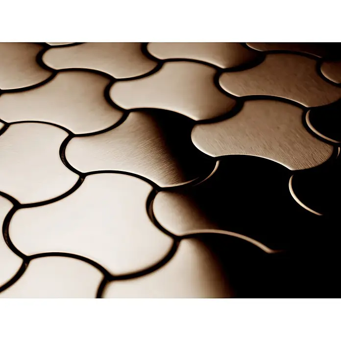 ALLOY Mosaikfliese Mosaik Fliese massiv Titan gebürstet kupfer 1,6mm stark Ubiquity-Ti-AB - 270 x 325 mm, Bronze, Sonstiges - Nahaufnahme von gebürsteten, bronzefarbenen Metallfliesen in schuppigem oder arabesken Muster, die Licht mit starken Reflexen und Schatten werfen.