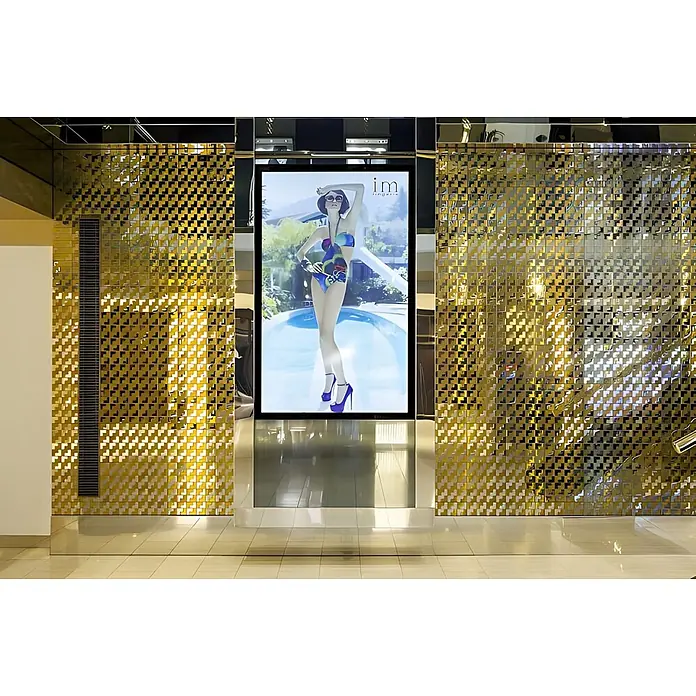 ALLOY Mosaikfliese Mosaik Fliese massiv Edelstahl hochglänzend grau 1,6mm stark Kink-S-S-M - 307 x 304 mm, Grau, Silber, Hochglänzend - Große beleuchtete Anzeige mit einer Schaufensterpuppe in einem bunten Badeanzug, umgeben von reflektierenden goldenen Wänden.