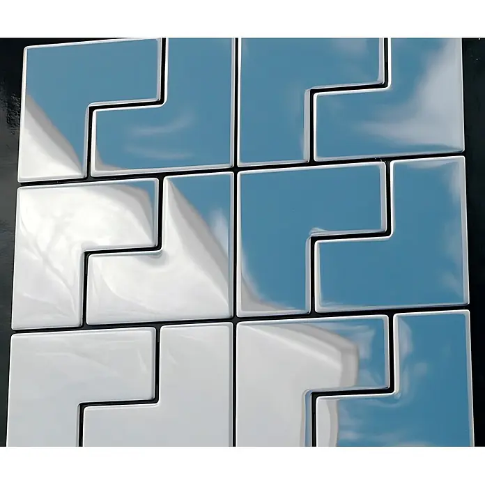ALLOY Mosaikfliese Mosaik Fliese massiv Edelstahl hochglänzend grau 1,6mm stark Kink-S-S-M - 307 x 304 mm, Grau, Silber, Hochglänzend - Glänzende L-förmige Fliesen, spiegelndes Blau und Weiß, zu einem Muster ineinandergreifend.