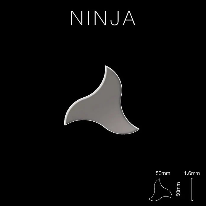 ALLOY Mosaikfliese Mosaik Fliese massiv Metall Titan hochglanz dunkelgrau 1,6mm Ninja-Ti-SM - 313 x 255 mm, Schwarz, Grau, Hochglänzend - Graues, glattes, organisch geformtes Stück mit geschwungenen Kanten, 50mm breit und 1,6mm dick.