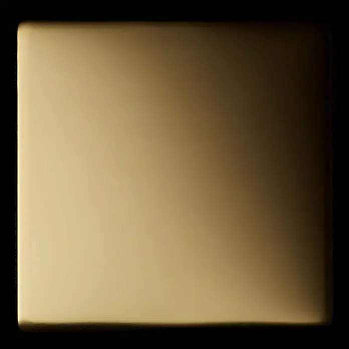 ALLOY Mosaikfliese Mosaik Fliese massiv Titan hochglänzend gold 1,6mm stark Attica-Ti-GM - 295 x 295 mm, Gold, Hochglänzend - Glatte, rechteckige gold-bronzene Platte mit abgerundeten Ecken und einer reflektierenden Oberfläche mit Farbverlauf.