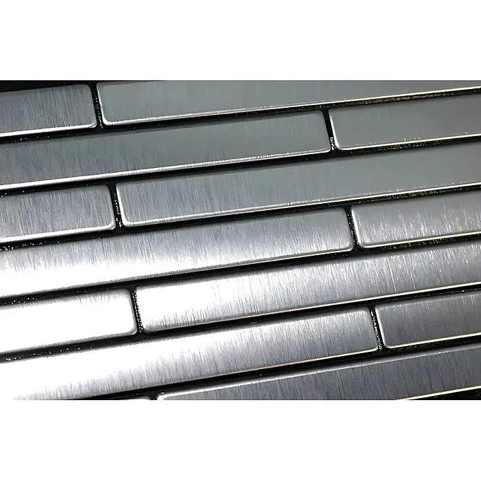 ALLOY Mosaikfliese Mosaik Fliese massiv Edelstahl gebürstet grau 1,6mm stark Deedee-S-S-B - 316 x 247 mm, Grau, Silber, Sonstiges - Nahaufnahme von silbergrauen, gebürsteten Metallfliesen mit dunklen Fugen, die eine moderne Textur schaffen.
