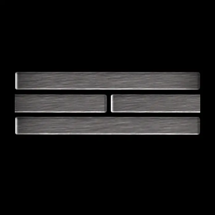 ALLOY Mosaikfliese Mosaik Fliese massiv Edelstahl marine gebürstet grau 1,6mm Deedee-S-S-MB - 316 x 247 mm, Grau, Silber, Blau, Sonstiges - Vier horizontale dunkelgraue strukturierte Balken, wobei der zweite Balken von oben in zwei kürzere Segmente geteilt ist.