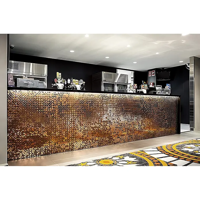 ALLOY Mosaikfliese Mosaik Fliese massiv Metall Titan gebürstet kupfer 1,6mm stark Deco-Ti-AB - 303 x 303 mm, Bronze, Sonstiges - Goldener, schimmernder Mosaik-Bartresen mit integrierter Beleuchtung in einer kommerziellen Umgebung.