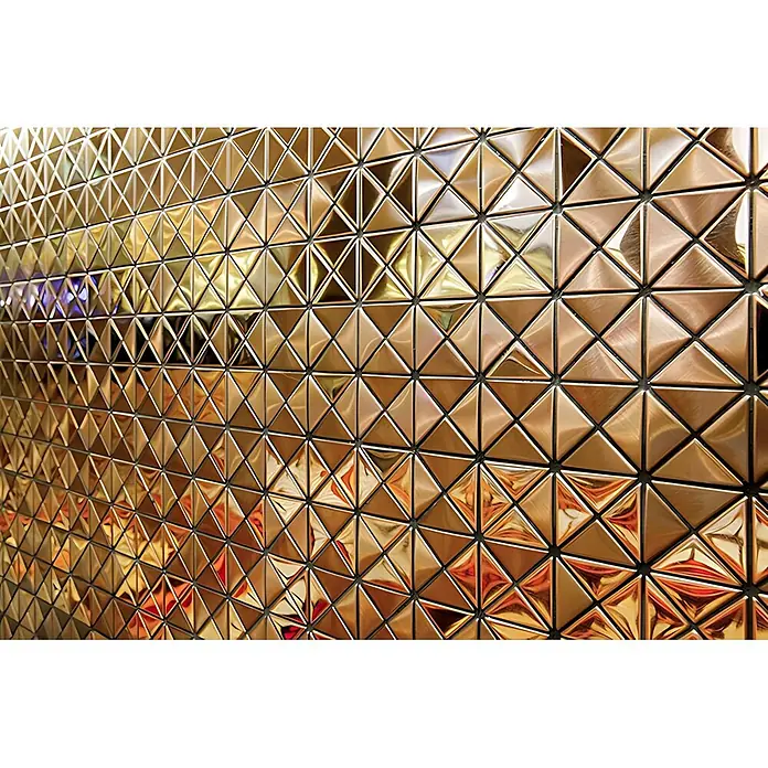 ALLOY Mosaikfliese Mosaik Fliese massiv Metall Titan gebürstet kupfer 1,6mm stark Deco-Ti-AB - 303 x 303 mm, Bronze, Sonstiges - Reflektierende goldene Dreiecksfliesen bilden eine moderne, geometrische Wandverkleidung.