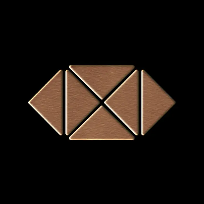 ALLOY Mosaikfliese Mosaik Fliese massiv Metall Titan gebürstet kupfer 1,6mm stark Deco-Ti-AB - 303 x 303 mm, Bronze, Sonstiges - Geometrisches Logo aus gebürsteter Bronze mit ineinandergreifenden Dreiecken und Vierecken, die eine Augenform bilden.