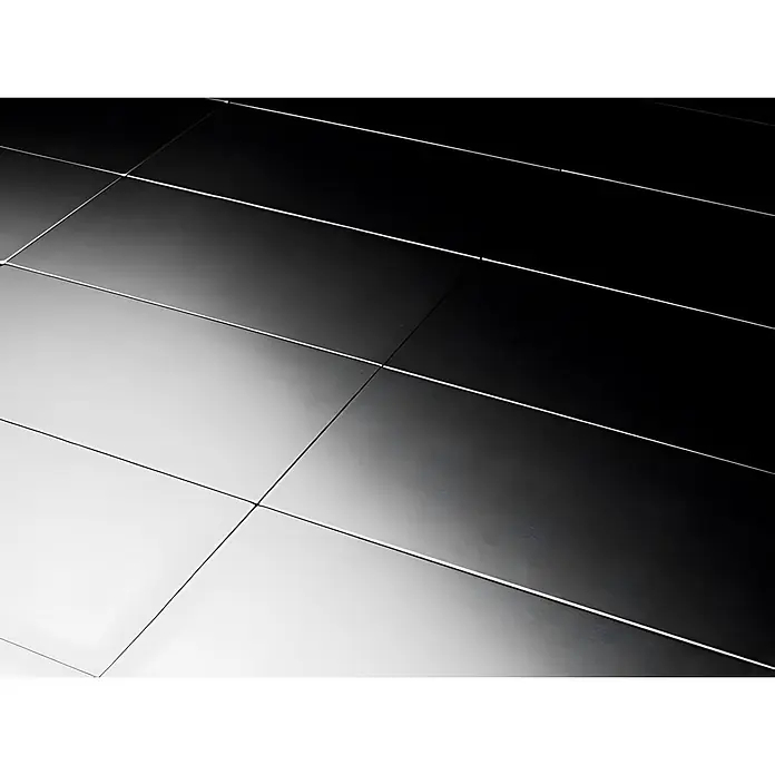 ALLOY Mosaikfliese Mosaik Fliese massiv Metall Edelstahl hochglanz grau 1,6mm Subway-S-S-M - 76 x 152 mm, Grau, Silber, Hochglänzend - Glatte, reflektierende Metallplatten bilden ein geometrisches Muster mit einem markanten Schwarz-Weiß-Verlauf.