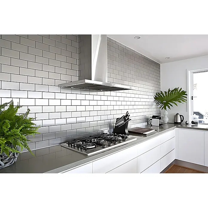 ALLOY Mosaikfliese Mosaik Fliese massiv Edelstahl gebürstet grau 1,6mm stark Subway-S-S-B - 76 x 152 mm, Grau, Silber, Sonstiges - Moderne Küche mit metallischem U-Bahn-Fliesen-Spritzschutz, Edelstahl-Dunstabzugshaube und Gasherd.