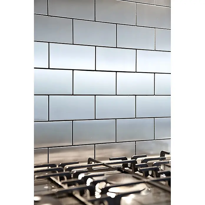 ALLOY Mosaikfliese Mosaik Fliese massiv Edelstahl gebürstet grau 1,6mm stark Subway-S-S-B - 76 x 152 mm, Grau, Silber, Sonstiges - Rechteckige Metallfliesen bilden einen modernen Küchenrückwand, lichtreflektierend, mit Gaskochfeld darunter.