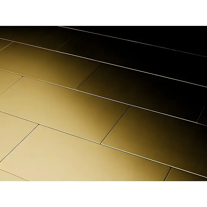ALLOY Mosaikfliese Mosaik Fliese massiv Metall Messing gewalzt gold 1,6mm stark Subway-BM - 76 x 152 mm, Gold, Sonstiges - Glatte goldene Metallpaneele in diagonalem Muster, übergehend von hellem zu dunklem Gold.