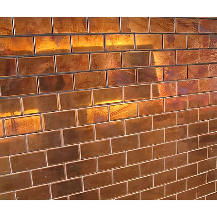 ALLOY Mosaikfliese Mosaik Fliese massiv Metall Kupfer gewalzt kupfer 1,6mm stark House-CM - 318 x 307 mm, Bronze, Sonstiges - Metallische kupferfarbene Ziegelplatten in einem Wandmuster, die Licht reflektieren und glänzen.