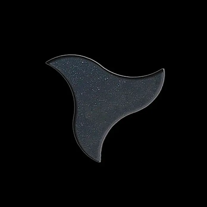 ALLOY Mosaikfliese Mosaik Fliese massiv Metall Rohstahl gewalzt grau 1,6mm stark Ninja-RS - 313 x 255 mm, Grau, Sonstiges - Dunkles gesprenkeltes, stilisiertes Dreipunktobjekt mit geschwungenen Kanten.