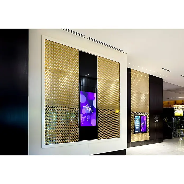 ALLOY Mosaikfliese Mosaik Fliese massiv Metall Titan gebürstet gold 1,6mm stark Kink-Ti-GB - 307 x 304 mm, Gold, Sonstiges - Moderne Innenwand mit goldgemusterten Dekorplatten, schwarzen Vertikalsektionen und integrierten digitalen Anzeigen mit farbigen Grafiken.
