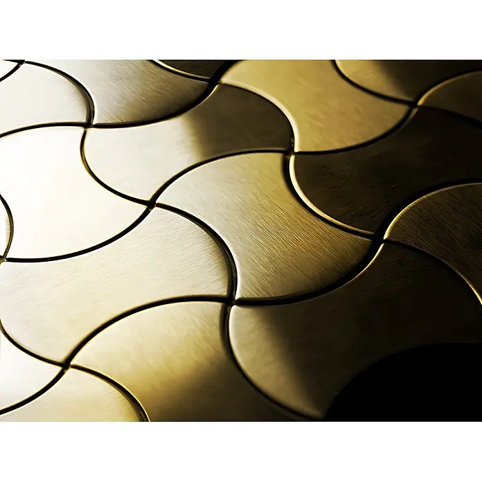 ALLOY Mosaikfliese Mosaik Fliese massiv Metall Titan gebürstet gold 1,6mm stark Infinit-Ti-GB - 322 x 322 mm, Gold, Sonstiges - Nahaufnahme von goldenen, gebürsteten Metallfliesen in einem ineinandergreifenden Wellenmuster.