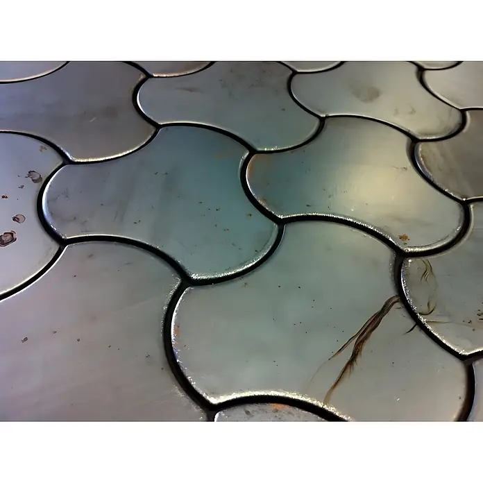 ALLOY Mosaikfliese Mosaik Fliese massiv Metall Rohstahl gewalzt grau 1,6mm stark Ubiquity-RS - 270 x 325 mm, Grau, Sonstiges - Metallische silberne Muschelfliesen bilden eine strukturierte Oberfläche mit leichten Gebrauchsspuren.