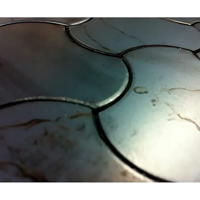 ALLOY Mosaikfliese Mosaik Fliese massiv Metall Rohstahl gewalzt grau 1,6mm stark Ubiquity-RS - 270 x 325 mm, Grau, Sonstiges - Überlappende graue Metallschuppen bilden eine strukturierte Oberfläche.