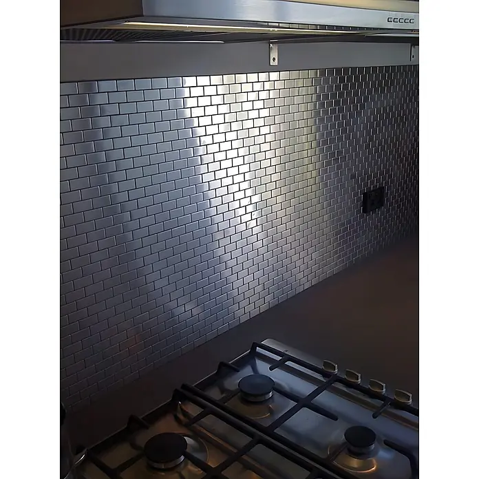 ALLOY Mosaikfliese Mosaik Fliese massiv Edelstahl marine gebürstet grau 1,6mm House-S-S-MB - 318 x 307 mm, Grau, Silber, Blau, Sonstiges - Küchenrückwand aus metallischen Metrofliesen und Edelstahl-Gasherd unter Dunstabzugshaube.