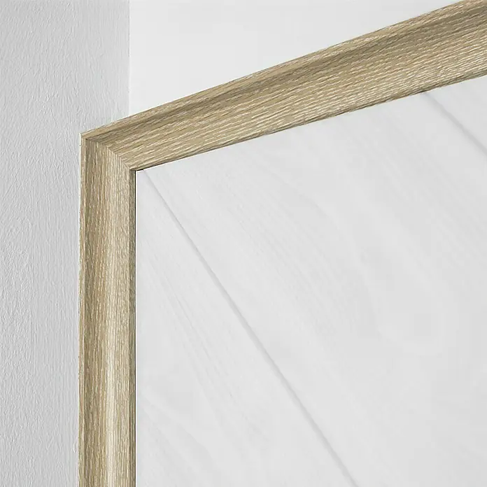LOGOCLIC Hohlkehlleiste Eiche Spree - 260 cm x 22 mm x 22 mm, MDF - Nahaufnahme eines Spiegels mit einem Holzrahmen, der an einer Wand befestigt ist.