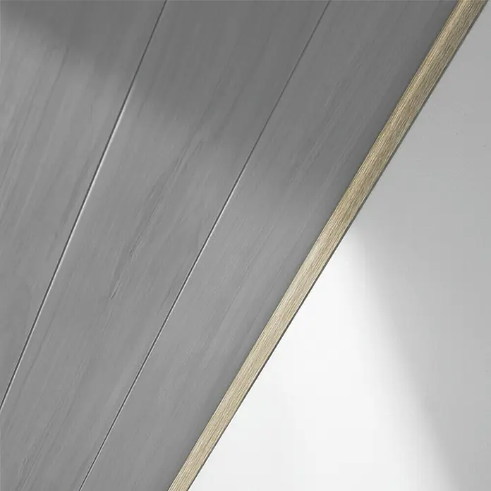 LOGOCLIC Abdeckleiste Eiche Spree - 260 cm x 25 mm x 6 mm - Nahaufnahme einer modernen, grauen Holzvertäfelung mit einem hellen Holzrahmen, ideal für stilvolle Innenraumgestaltung.